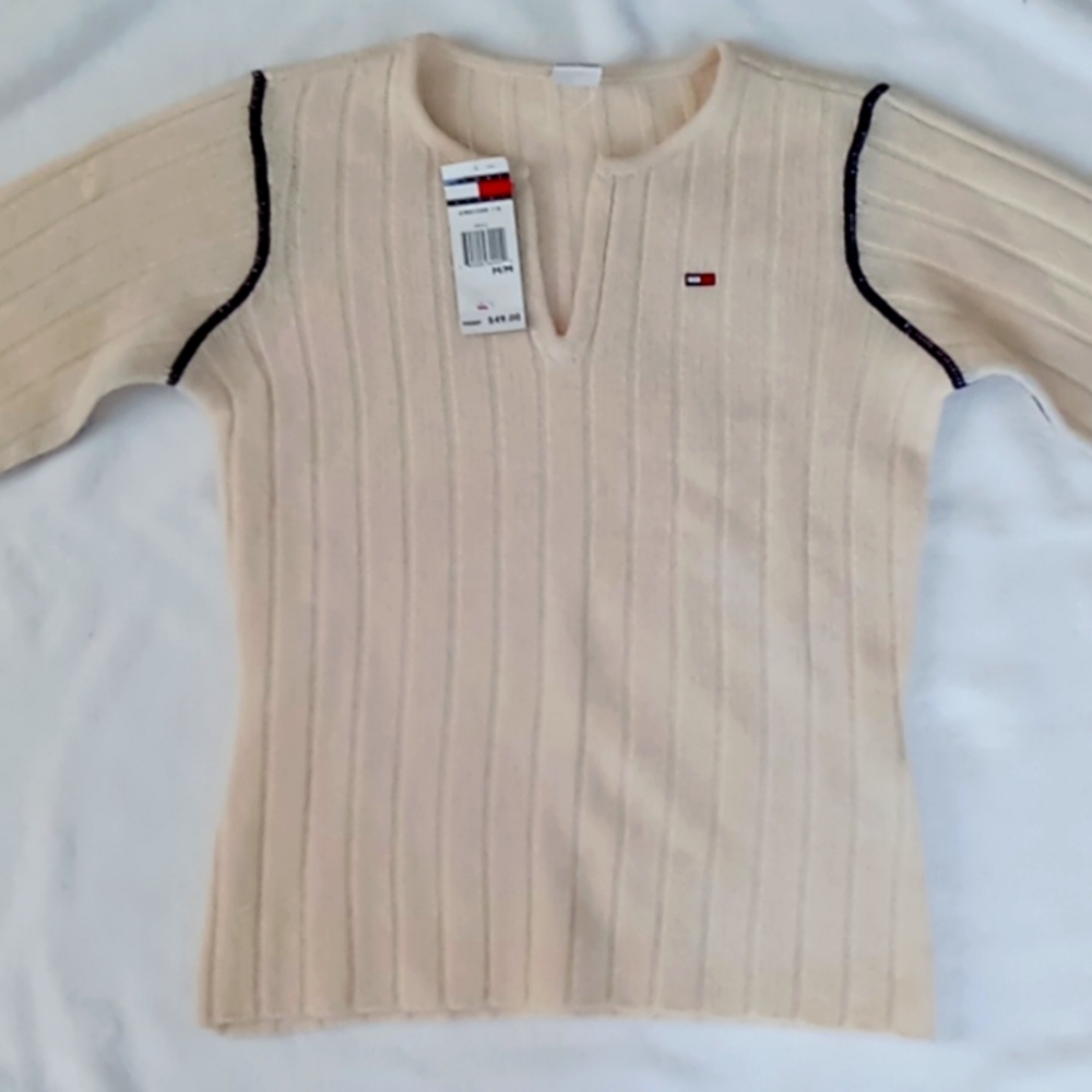Tommy Hilfiger V Neck Pull Over Sweater NWT Size Medium Sweater